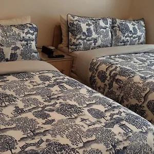 Luxury 3 Bedroom Flat 1min Walk From Underground, With Free Parking Sleeps X10 Apartment London